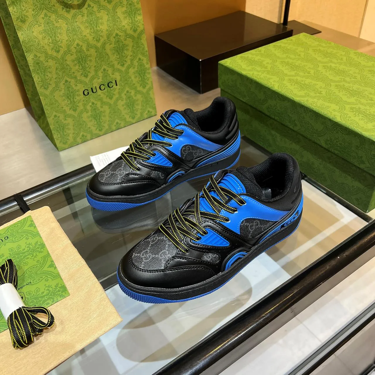 👟👟Ex-factory price 600👟👟 Men's size +10 high version, the top version of 2022 Gucci low-top sneakers! The new colors are reproduced one to one. New style for early spring, creating a perfect style💣💣💣street style🔥🔥🔥cool and trendy C-level fashionable outfit with a retro and futuristic feel🌹🌹🌹classic boot shape + British color-blocking design, super eye-catching. Various leather splicing, original reverse mold last type, imported high-end knitting needles showing exquisite texture! Open mold to customize high-density TPU outsole. 15 colors come out first. Size: Female 35-41 Male 39-46